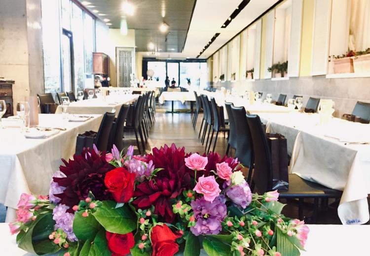 il Cortile（イルコルティーレ）。披露宴会場。窓が多く、たっぷりの自然光に満ちた明るい店内