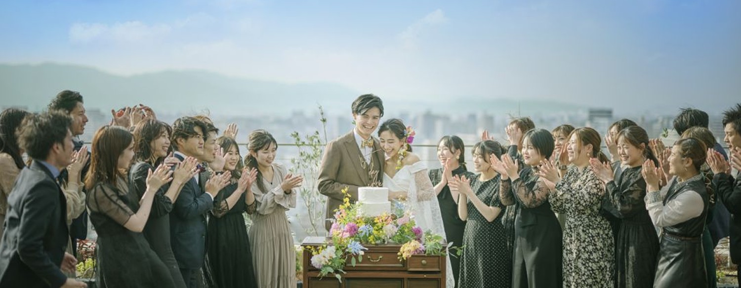 Hilltop Resort YAMANOUE(ヒルトップリゾート山の上/ヒルトップリゾート福岡内)。演出・小物。青空のもと、大切なゲストからの祝福を受けながら、ケーキ入刀などの演出を楽しむこともできます