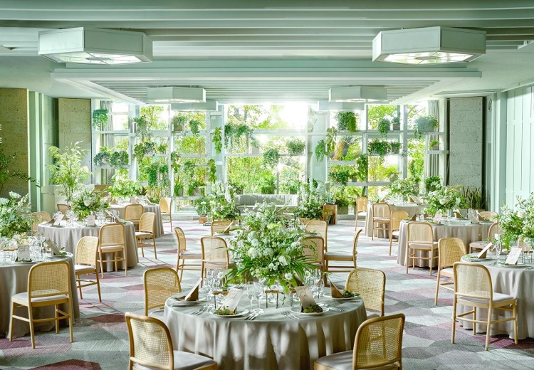 Hilltop Resort YAMANOUE(ヒルトップリゾート山の上/ヒルトップリゾート福岡内)。披露宴会場。会場内・外の緑が一体化したような『Leaf Court』