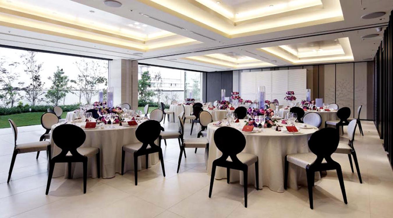 PREMIUM WEDDING Hassenkaku(プレミアム ウェディング 八仙閣)。窓から陽光が差し込み、庭園の緑を望むバンケット。館内には洗練された雰囲気の異なる大小様々な会場が揃います