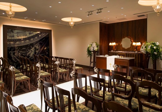 レストランひらまつ 博多。挙式会場。壁面には世界の名画が飾られ、格調高い雰囲気