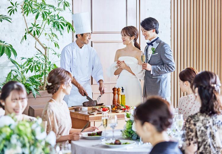 ルクリアモーレ福岡。披露宴会場。シェフの料理パフォーマンスはゲストも喜ぶ演出のひとつ