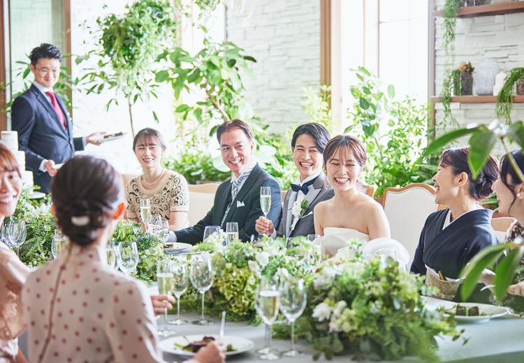 ルクリアモーレ福岡。披露宴会場。親しいゲストと食事や語らいの時を満喫する、特別な時間