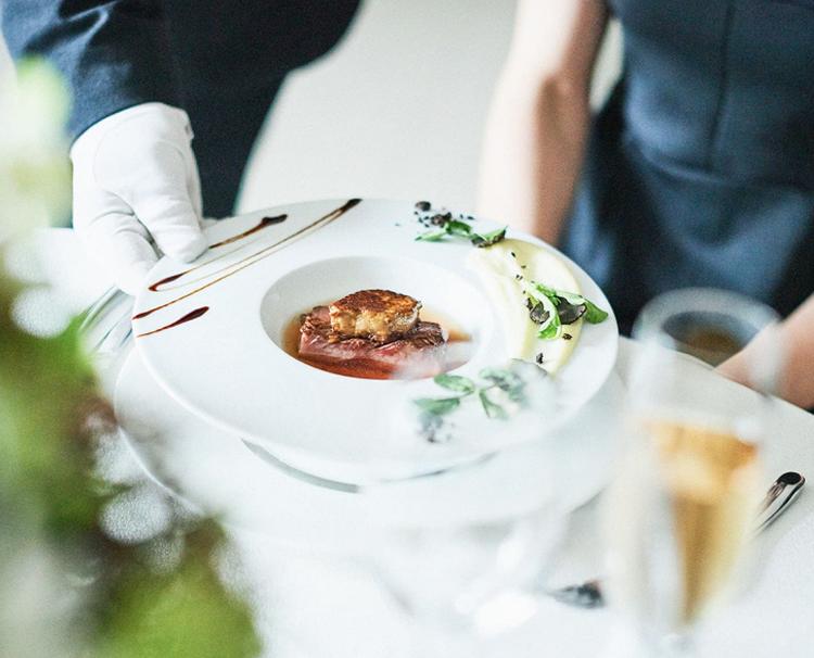 ルクリアモーレ福岡。スタッフ。式当日は、サービススタッフが細やかな接客でゲストをおもてなし