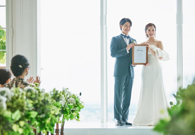 ルクリアモーレ福岡。挙式会場。澄み切った青空を背景に、オリジナルの人前式も可能です