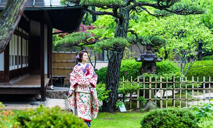 国指定重要文化財 旧松本邸(西日本工業倶楽部)。演出・小物。『日本館』や日本庭園と美しくマッチする和の装いも多数揃います