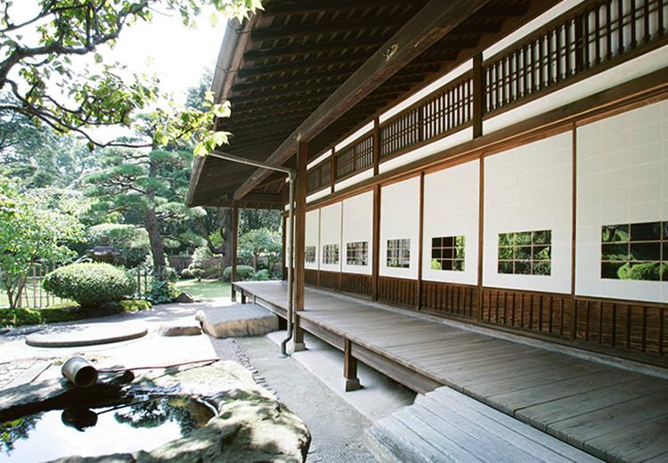 国指定重要文化財　旧松本邸（西日本工業倶楽部）。挙式会場。『日本館』からは、和の風情に満ちた日本庭園を一望できます