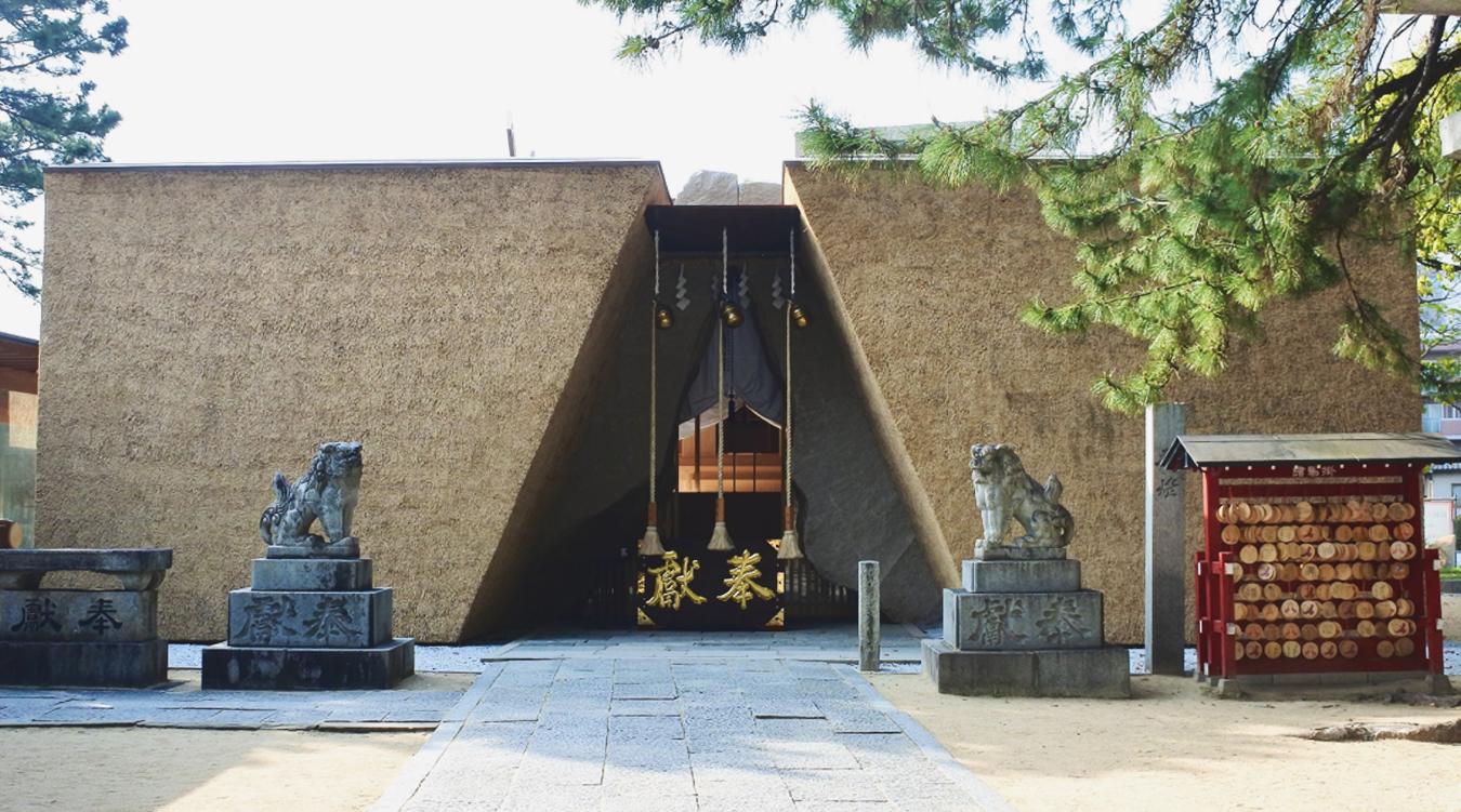 鳥飼八幡宮。縁結びの神である玉依姫尊を祀る神社。石柱と茅葺からなる日本の伝統に彩られた社殿にて、両家の絆が深まる結婚式を行えます