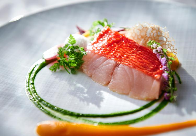 THE STRINGS HAKATA(ザ ストリングス博多)。料理。料理には、その時々の季節に合わせた旬の食材を使用