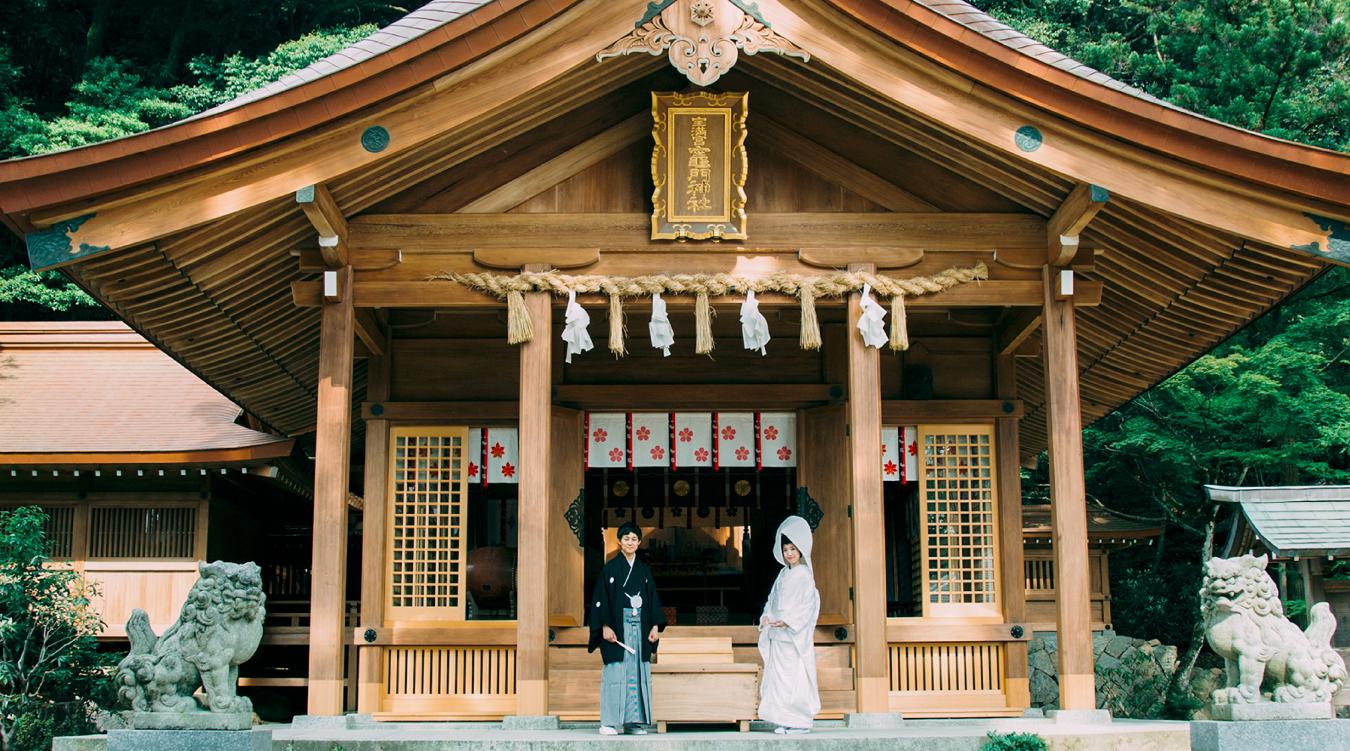 宝満宮 竈門神社。自然の中に静かに建つ社殿は、檜造りの建物に銅板の屋根が美しい荘厳な佇まい。こちらでの挙式には最大40名まで参列可能です