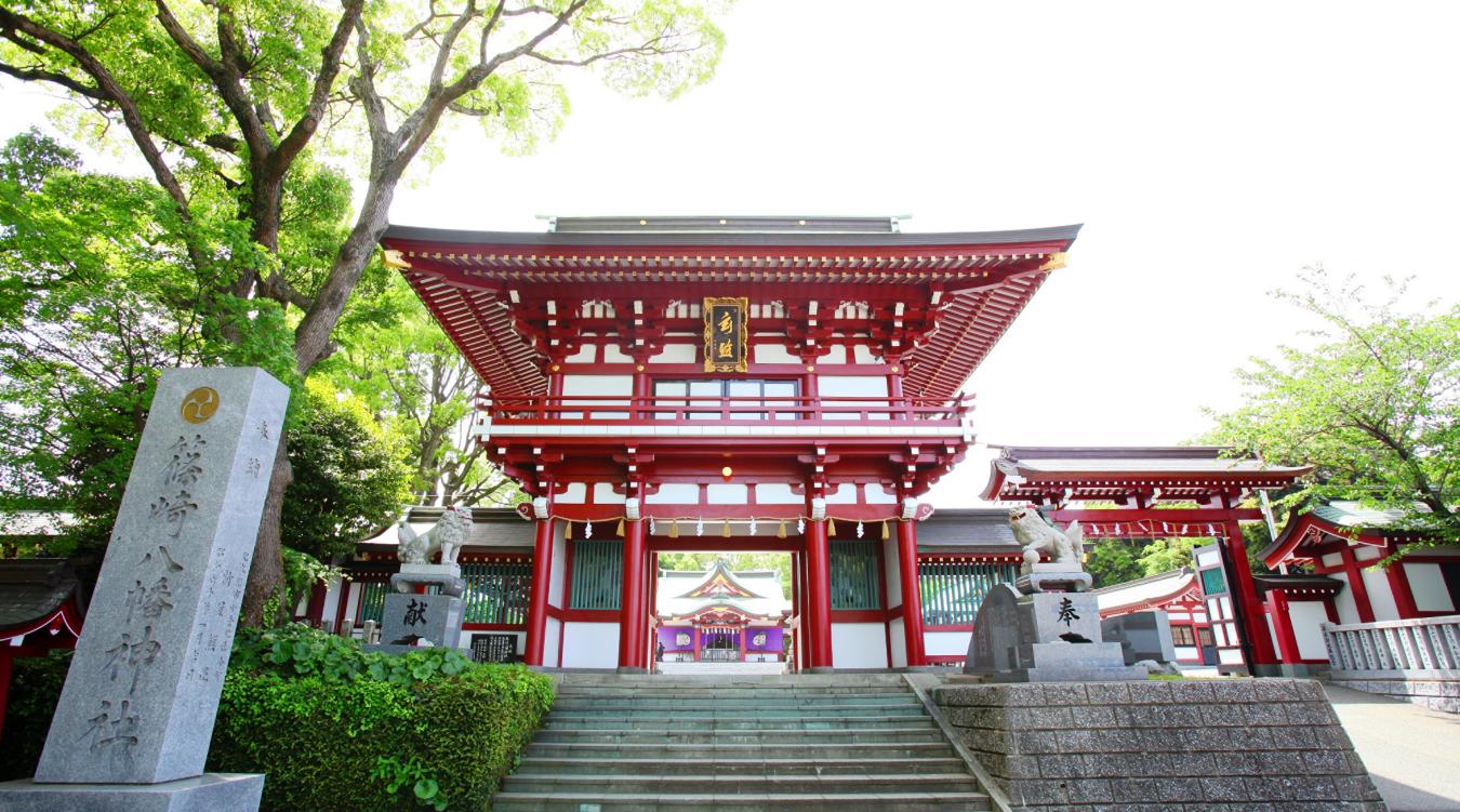 篠崎八幡神社。竜神となり女蛇との恋を成就させた大蛇の故事にちなみ、多くの人が良縁や幸福を願い訪れる神社。荘厳な御神殿で挙式を行います