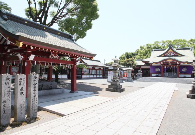 篠崎八幡神社。小倉の中心にあり、緑の中に朱色の社殿が美しい『篠崎八幡神社』