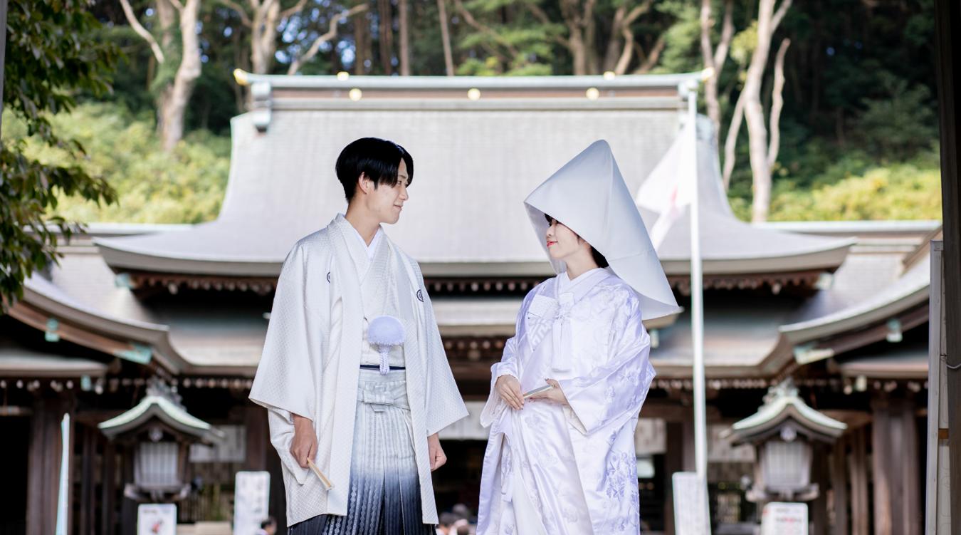 髙見神社。緑に囲まれ、悠久の歴史を感じられる神社で行う結婚式。見晴らしも良く、四季折々の景色や爽やかな風を感じることができます