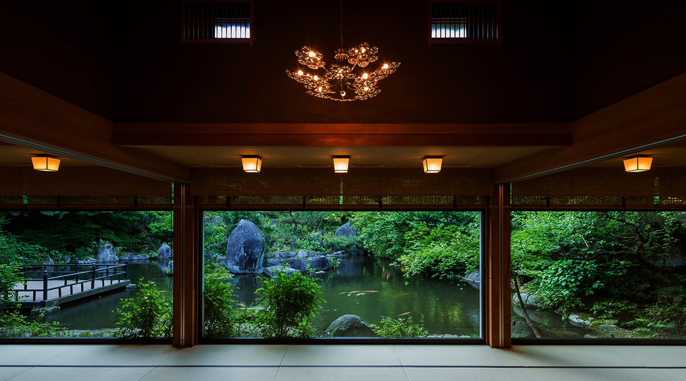 秋月温泉 料亭旅館 清流庵。2400坪の敷地内に広がる日本庭園。豊かな自然と小川のせせらぎに包まれながら、本格的な会席料理でゲストをもてなせます