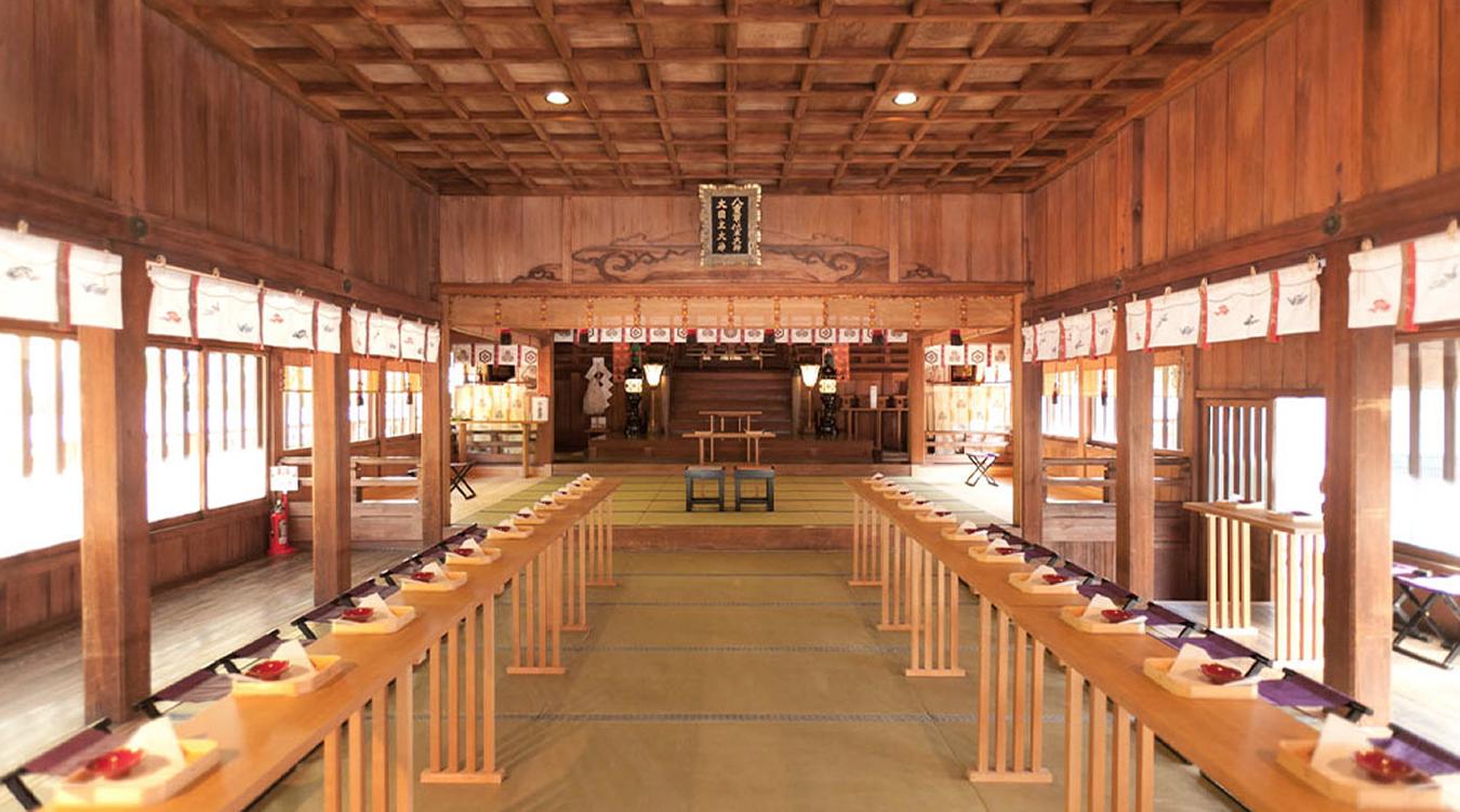 十日恵比須神社。厳かな空気が漂う拝殿を舞台に、日本の伝統である神前式が実現。両家合わせて40名まで着席可能です