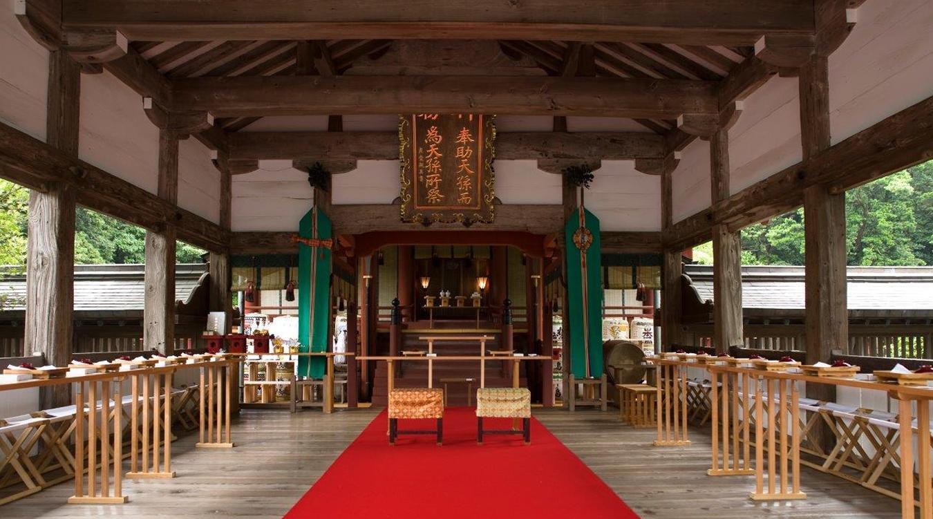 宗像大社。天正6年（1578）に創建され、重要文化財にも登録された『辺津宮』の本殿。新郎新婦と親族合わせて24名まで参列可能です