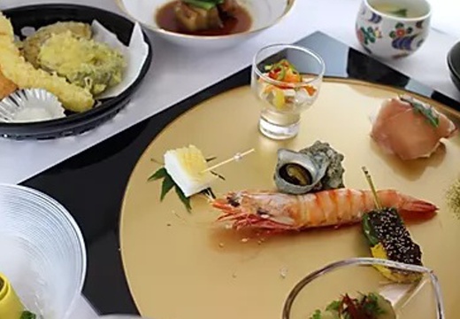 ガーデンホール矢部川城。料理。器選びから盛り付けまで、料理人のこだわりが詰まった婚礼料理