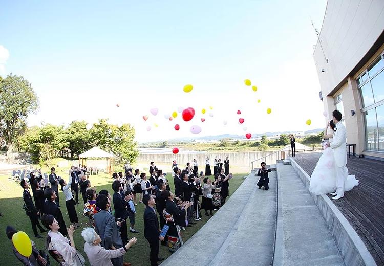 ガーデンホール矢部川城。広いガーデンでゲストからの温かな祝福に包まれます