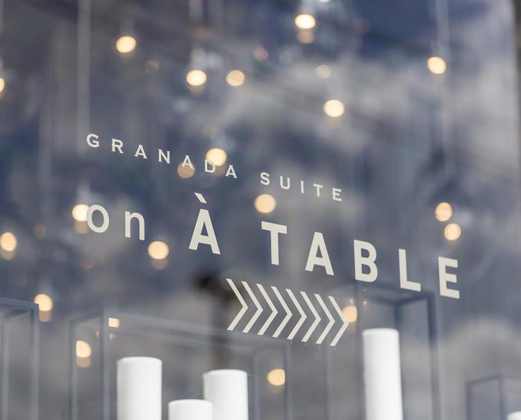 GRANADA SUITE on A TABLE（グラナダスィート オン ア ターブル）。アクセス・ロケーション。ガラス張りのスタイリッシュな外観が印象的なレストラン