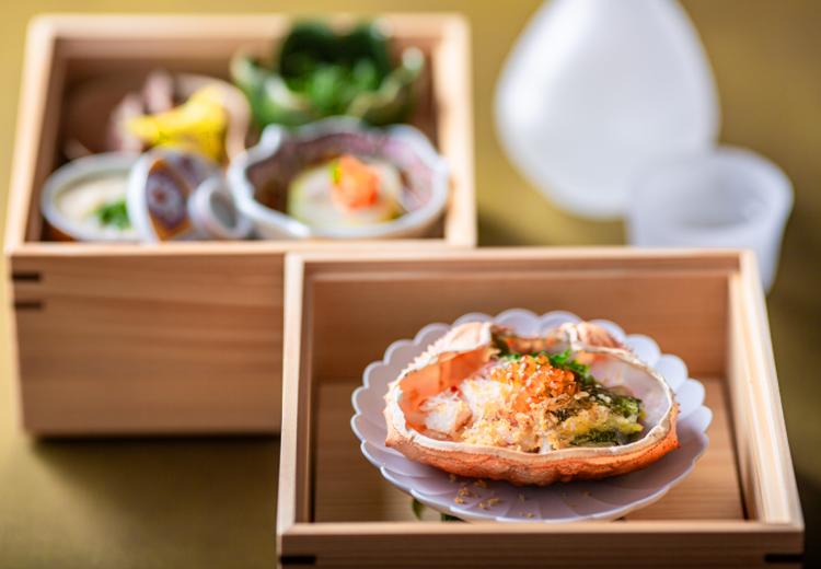 THE KEGO CLUB by HAPPO-EN(ザ 警固 クラブ バイ ⼋芳園)。料理。大川の職人が手掛けた重箱には特別な想いが込められています