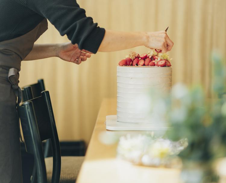 Restaurant Sola（レストラン ソラ）。スタッフ。料理やケーキはシェフが一品ずつ丁寧に仕上げてくれます