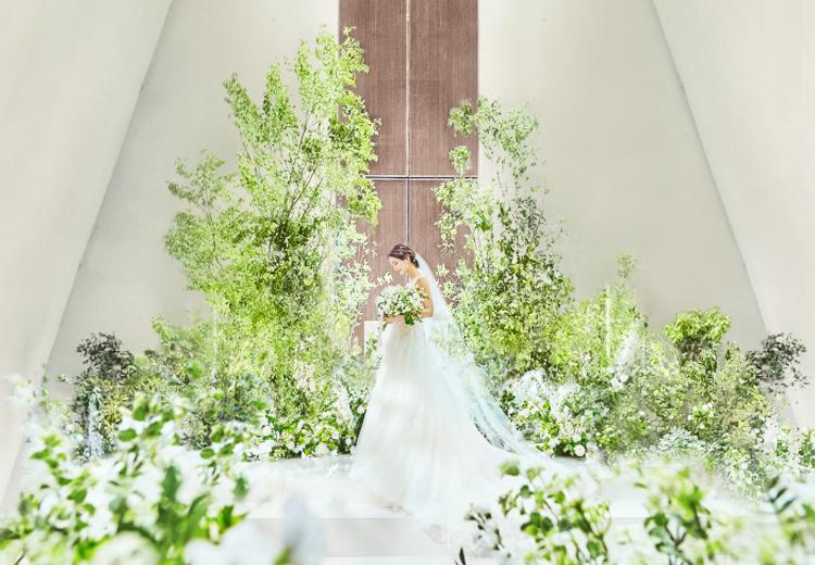 アクアデヴュー佐賀スィートテラス。挙式会場。緑の装飾も美しく映える、シンプルな造りの空間です