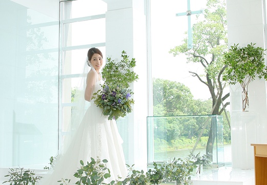 HOTEL NEW OTANI SAGA(ホテルニューオータニ佐賀)。挙式会場。最大60名まで収容できる、明るく開放的なチャペル