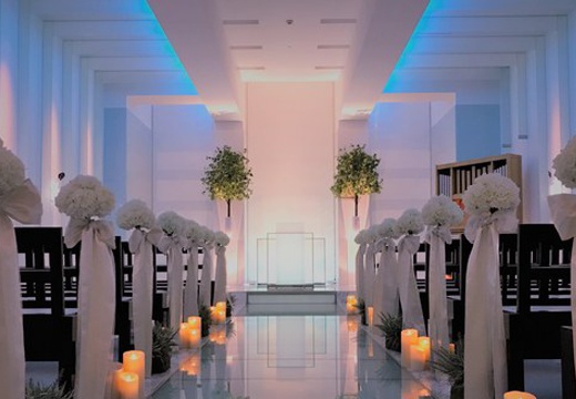 HOTEL NEW OTANI SAGA(ホテルニューオータニ佐賀)。挙式会場。キャンドルや照明により幻想的な雰囲気に一変します