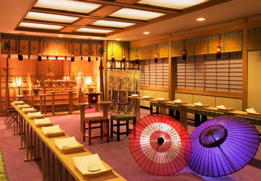 HOTEL NEW OTANI SAGA(ホテルニューオータニ佐賀)。挙式会場。凜とした空気に包まれた神殿には、最大50名まで参列できます