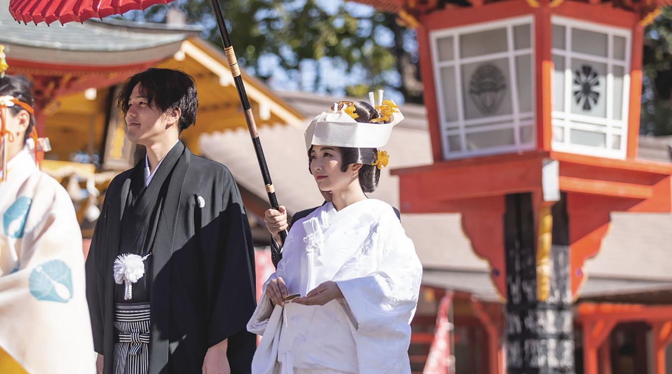 佐嘉神社記念館。厳かな空気に包まれた境内を巫女の先導で歩む、美しい参進。挙式と披露宴は同じ敷地内で行えるため移動も便利です