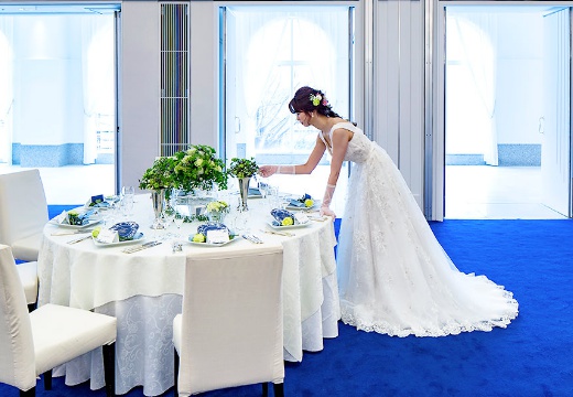 長崎インターナショナルホテル。披露宴会場。高貴な青と白を基調とした空間は花嫁をより美しく見せます
