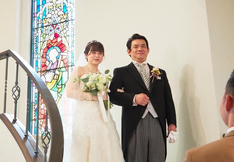 ホテルモントレ長崎。挙式会場。運命の一着を身にまとった花嫁が螺旋階段を進みます