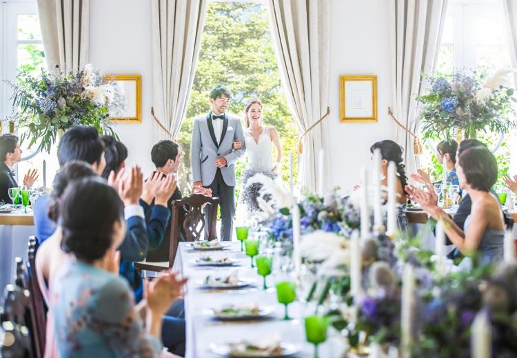 ベイサイド迎賓館 長崎。披露宴会場。二人らしいコーディネートで、特別な時間を過ごせます