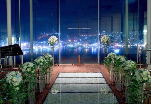 ガーデンテラス長崎 ホテル＆リゾート。挙式会場。煌めく長崎の夜景が美しいナイトウェディングも人気