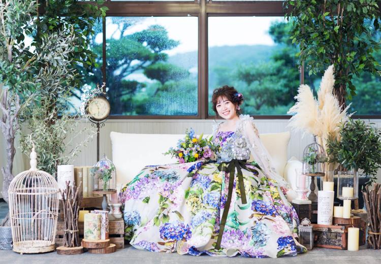 ホテルフラッグス 諫早。披露宴会場。窓の外には緑を望むナチュラルな雰囲気の会場です