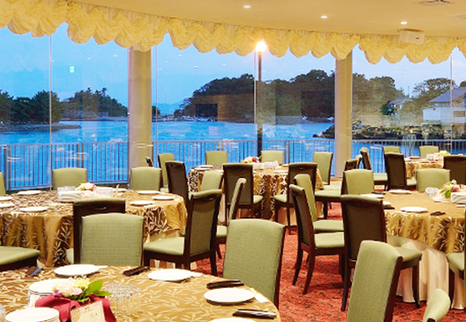 HOTEL　シーサイド島原。港を眺めるガラス張りの披露宴会場『オリーブ』は130名まで