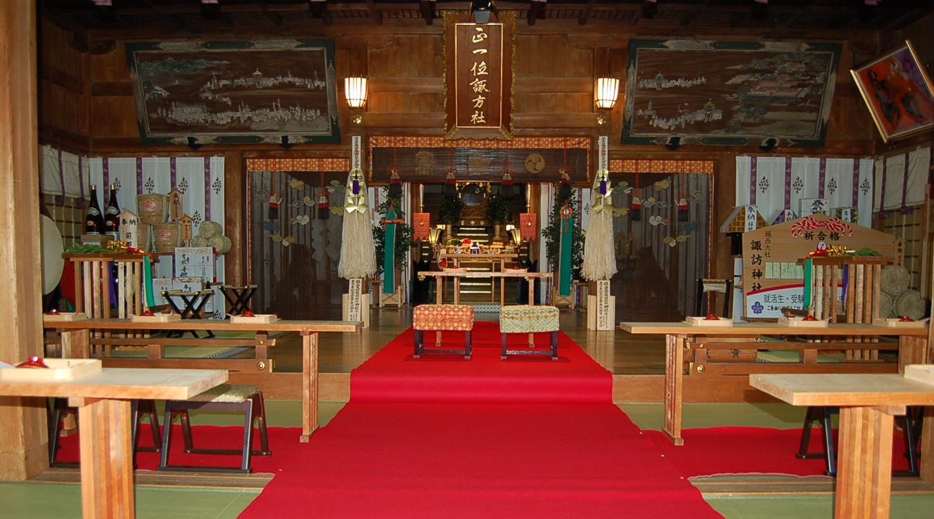 鎮西大社諏訪神社。挙式の舞台となる拝殿は、60名まで着席できる広々とした空間。親族はもちろん友人の参列も可能です