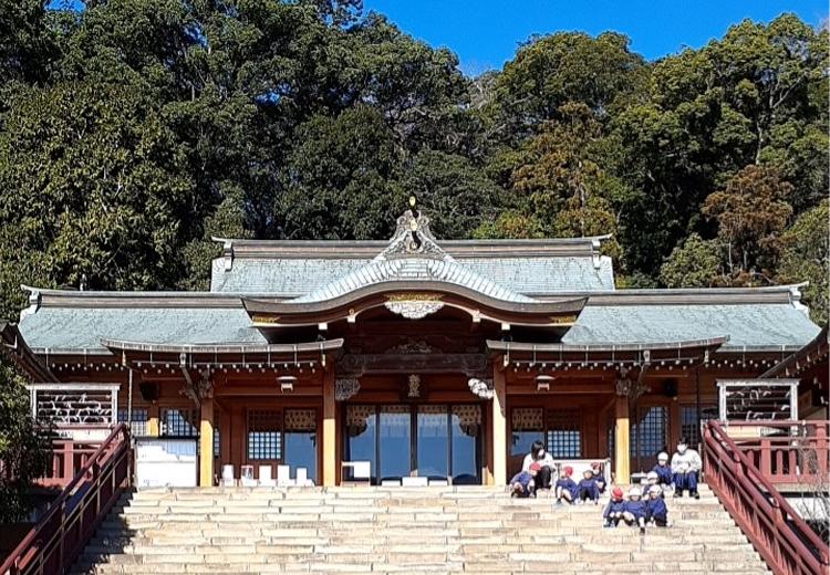 鎮西大社諏訪神社。坂の町を象徴する長坂を上がると現れる、神聖な雰囲気の拝殿