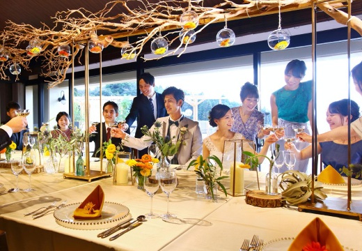 Green Resort Wedding KIKKI（グリーンリゾートウエディング キッキ／長崎あぐりの丘高原ホテル）。披露宴会場。ゲストとの距離もほどよく、自然と会話も弾むことでしょう