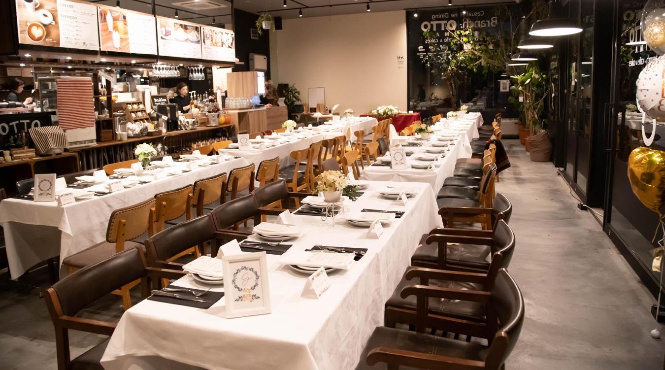 Branch.OTTO Dejima(ブランチ オット 出島)。打放しコンクリートの床と白い壁が調和したおしゃれな空間。新地中華街停留所から徒歩1分とアクセス至便な立地も魅力的です