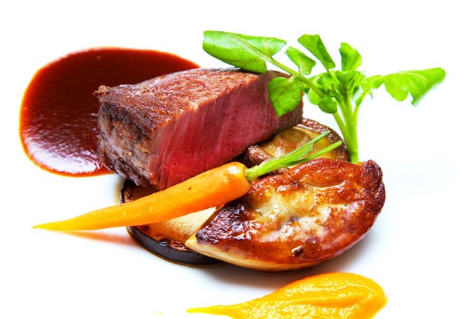 ホテル サンバリーアネックス。料理。芳醇な味わいを存分に堪能できる肉料理は、人気の逸品です