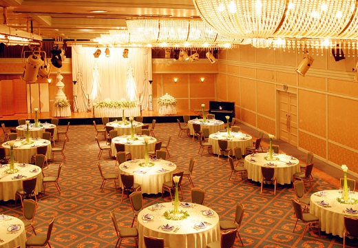 ホテル サンバリーアネックス。披露宴会場。天井も高く、ゲストも寛いで食事や会話を楽しめます