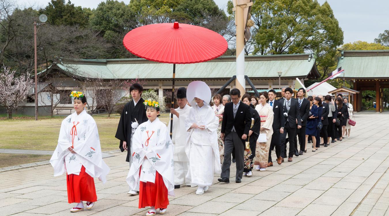大分縣護國神社。番傘をさして境内を歩む美しい参進の儀。神前式が執り行われる社殿には、最大30名まで参列できます