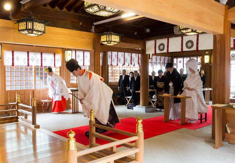 大分縣護國神社。厳かな儀式を通して夫婦や両家の縁が結ばれる伝統的な神前式