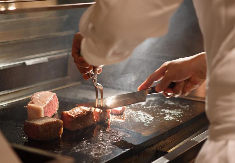 PULSE5(パルスファイブ)。料理。会場併設のキッチンから出来立ての料理がサーブされます