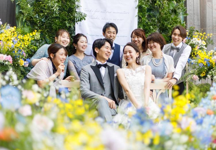 PULSE5(パルスファイブ)。挙式会場。自然に包まれたテラスでは写真撮影やブーケトスなどの演出が可能