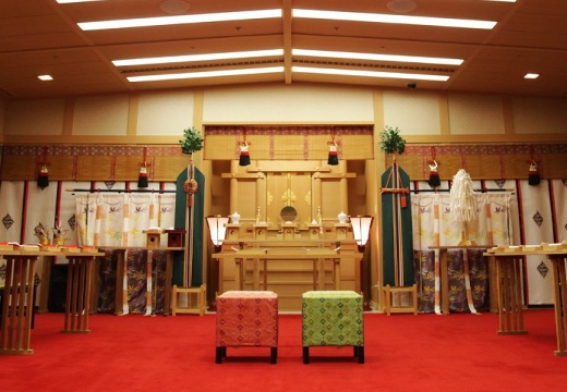 ホテル熊本テルサ。挙式会場。凜とした空気に包まれた神殿には、48名まで収容できます