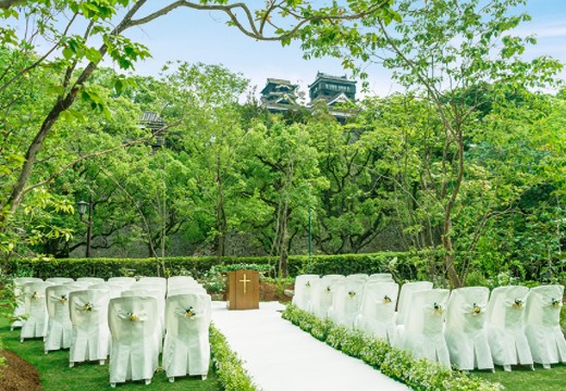 KKRホテル熊本。挙式会場。熊本城を見上げる『ガーデンチャペル』は60名まで招待可能