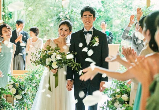 アーフェリーク迎賓館 熊本。挙式会場。ゲストの温かな祝福を受けて、ふたりは新しい人生を歩み始めます