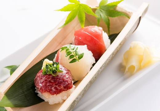 L‘celmo 八代（エルセルモ八代）。料理。食べやすいサイズ感もうれしい、旬の魚介を使った手まり寿司